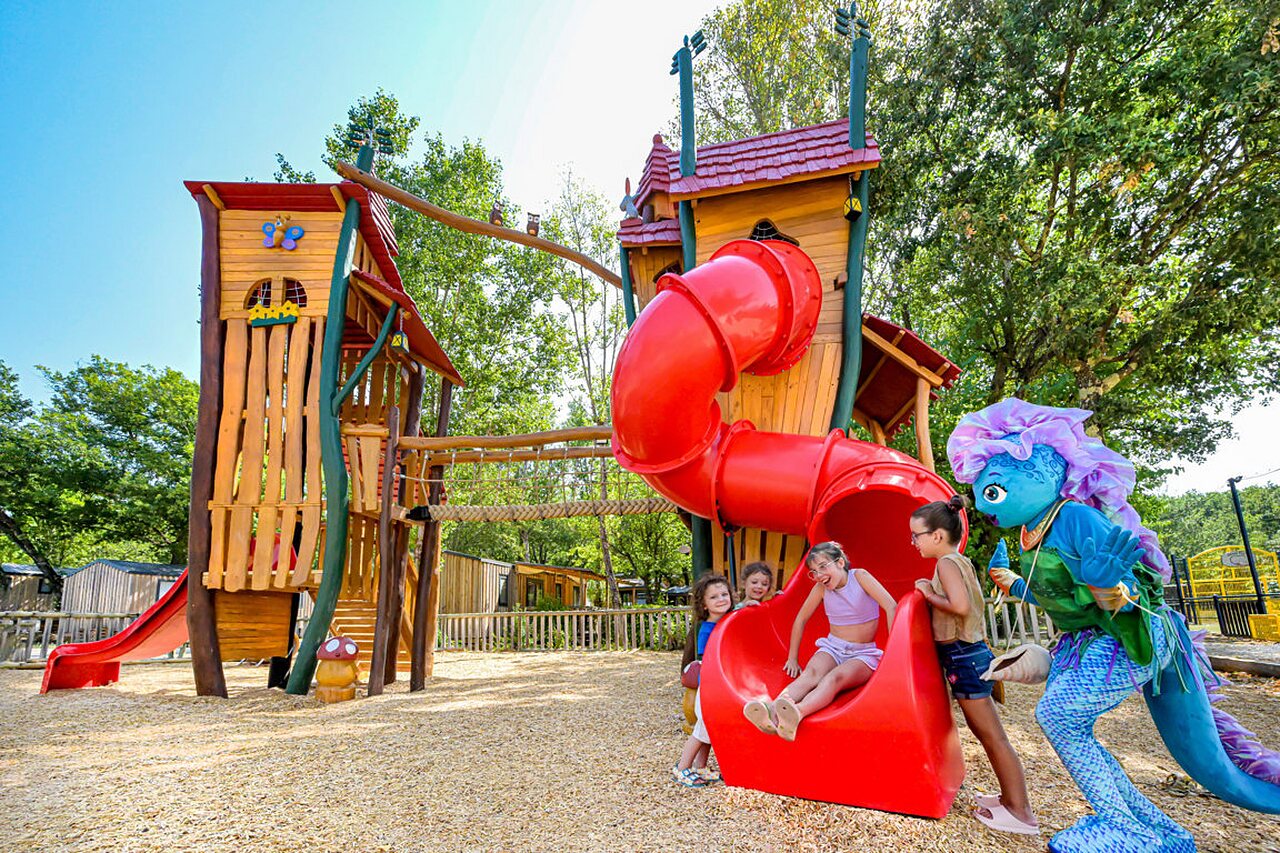 Spelen, glijbaan, kinderen op camping VAGUES OCEANES Labeiller in Saint Victor de Malcap (30).