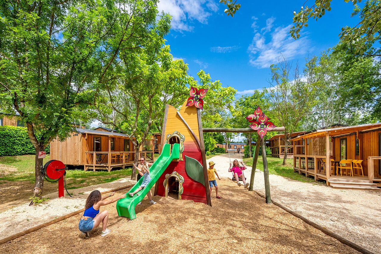 Glijbaan, schommels en speeltuin op camping VAGUES OCEANES Labeiller in Saint Victor de Malcap (30).