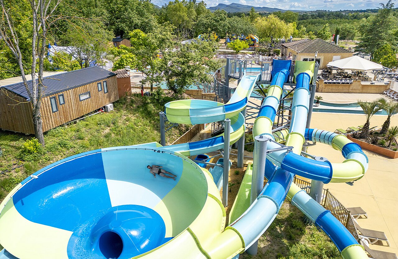 Reusachtige waterglijbanen, buitenzwembad op camping VAGUES OCEANES Labeiller (30).