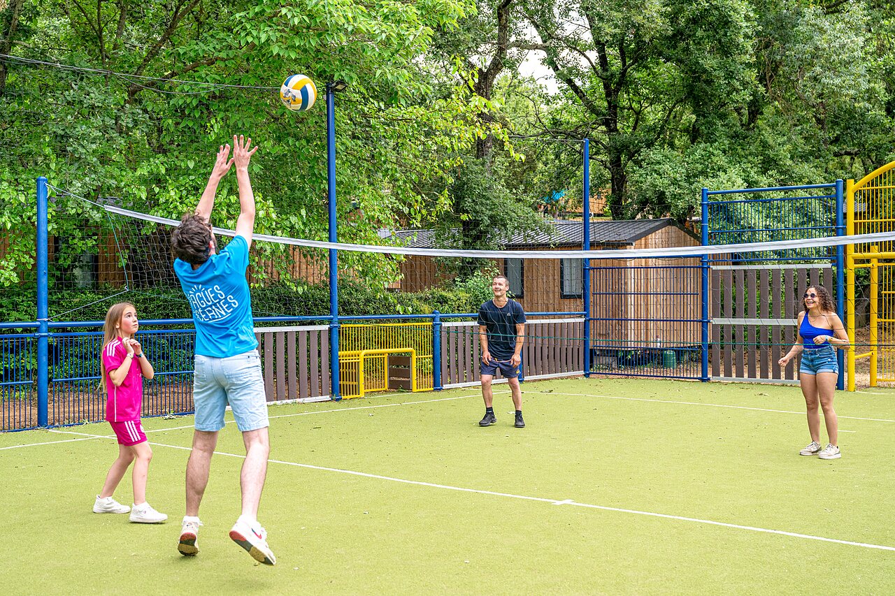Volleybal op multisportterrein voor gezinnen bij camping VAGUES OCEANES Labeiller (30).