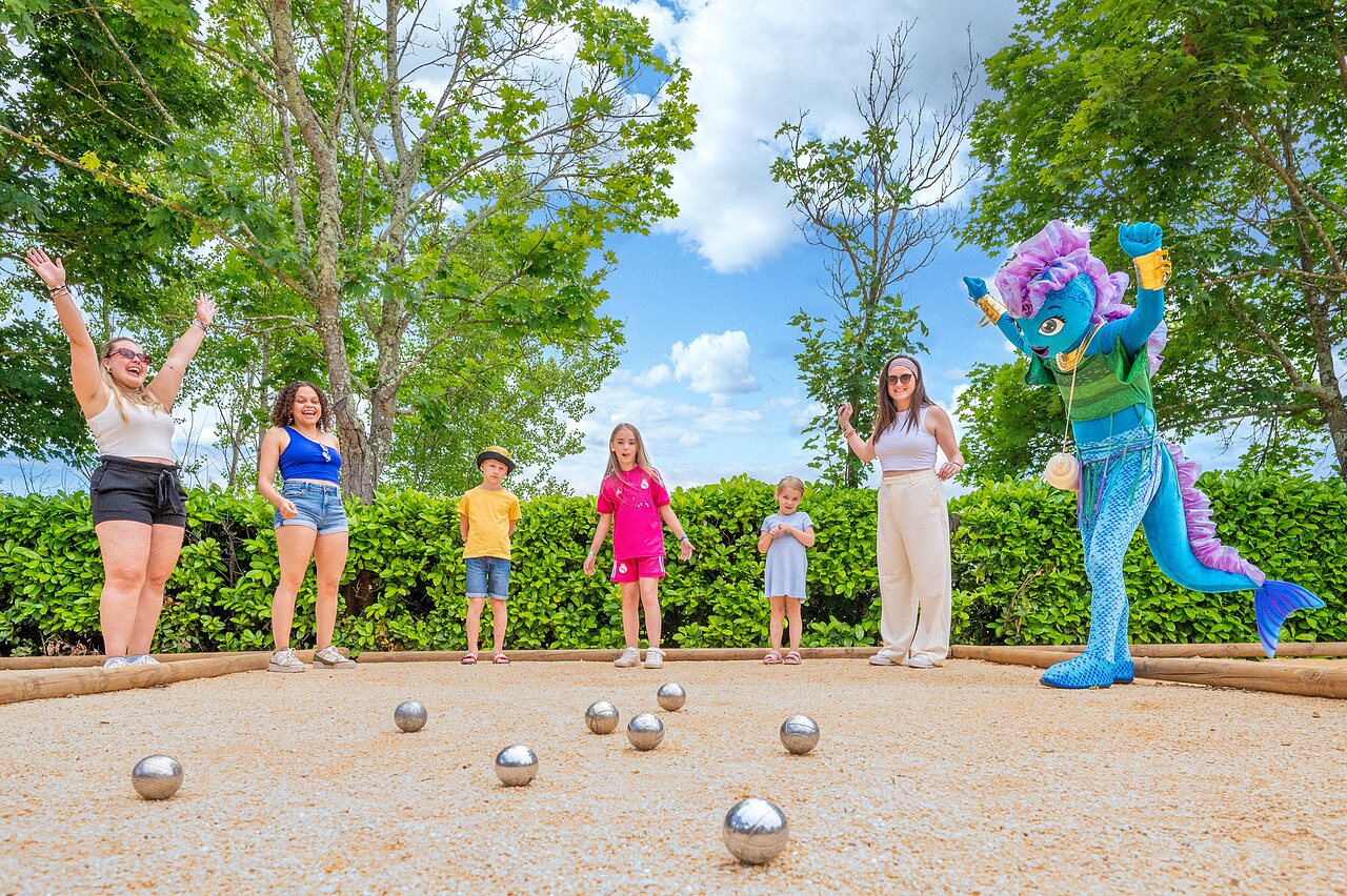Familie jeu de boules met mascotte op camping VAGUES OCEANES Labeiller in Saint Victor de Malcap (30).