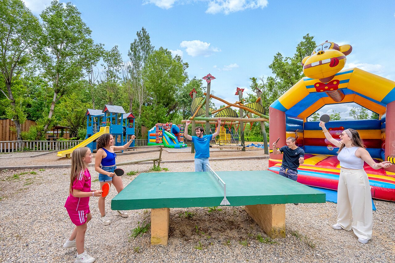 Tafeltennis, speeltuin, springkasteel bij VAGUES OCEANES Labeiller.