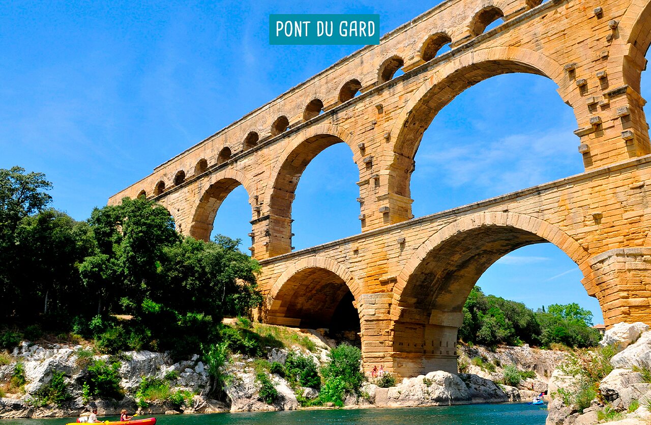 Pont du Gard, majestueus Romeins aquaduct, met kano's op de Gardon, nabij Uz�s.
