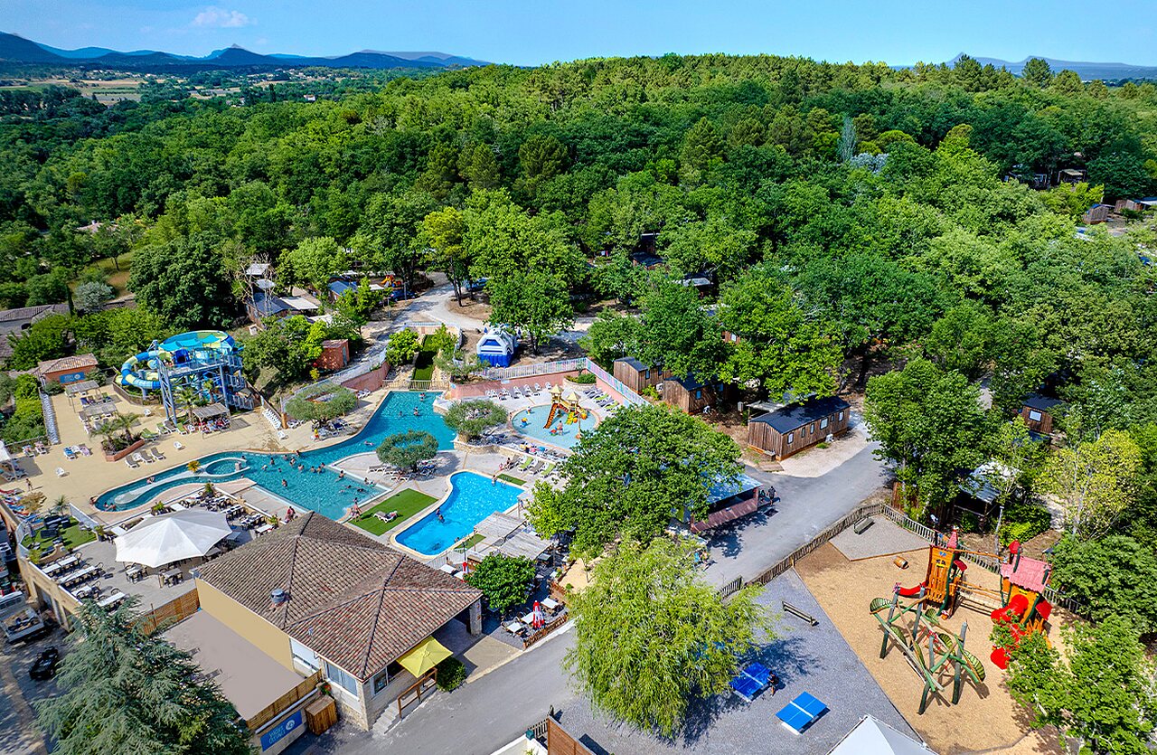 Waterpark, glijbanen en speeltuin op camping VAGUES OCEANES Labeiller in Saint Victor de Malcap (30).