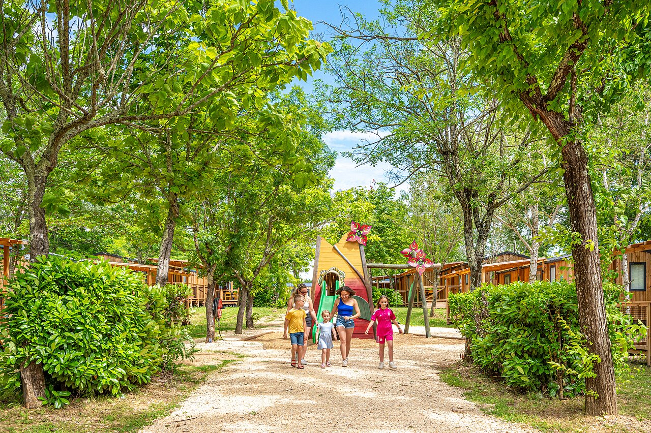 Kleurrijke speeltuin, kinderen en stacaravans op camping VAGUES OCEANES Labeiller in Saint Victor de Malcap (30)