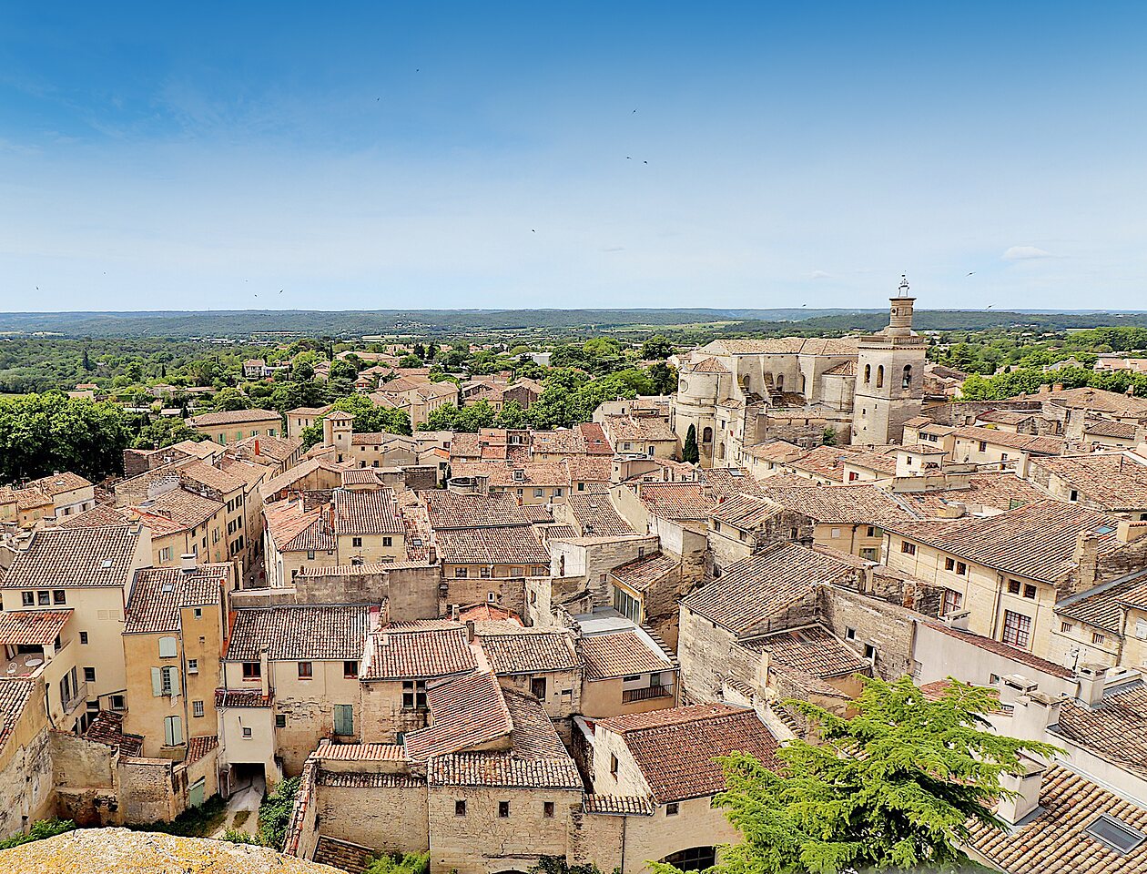 Historisch dorp met pannendaken en kerk, te bezoeken nabij de camping.