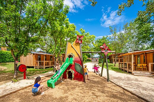 Kinderspeeltuin met glijbaan en schommels op camping VAGUES OCEANES Labeiller.