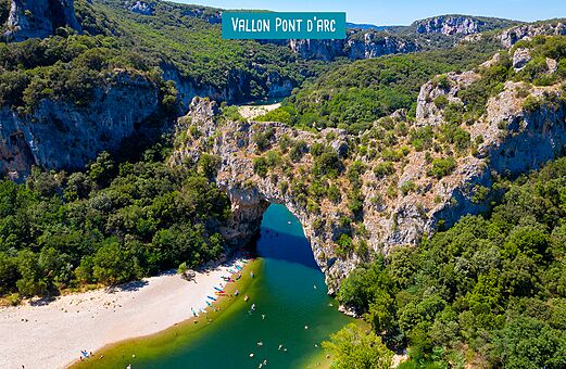 De Pont d'Arc, iconische natuurlijke boog van de Ard�che, nabij Vallon-Pont-d'Arc.