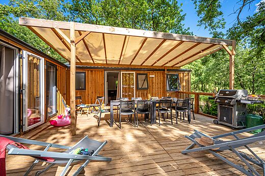 Houten stacaravan, overdekt terras, barbecue op camping VAGUES OCEANES Labeiller in Saint Victor de Malcap (30).