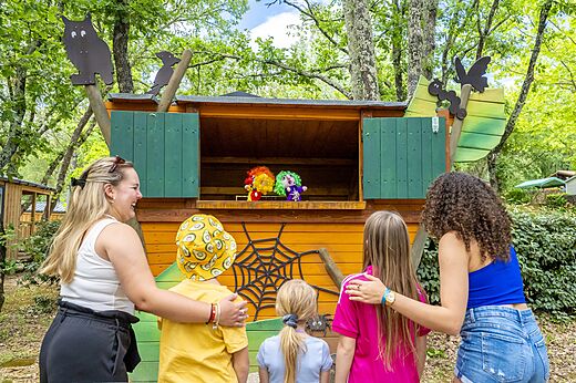 Poppenkastvoorstelling voor kinderen op camping VAGUES OCEANES Labeiller in Saint Victor de Malcap (30).