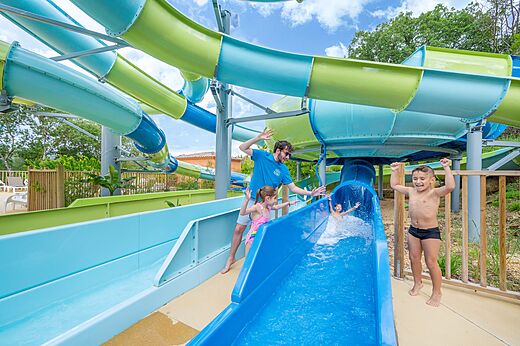 Waterglijbanen, kinderen, camping VAGUES OCEANES Labeiller in Saint Victor de Malcap.