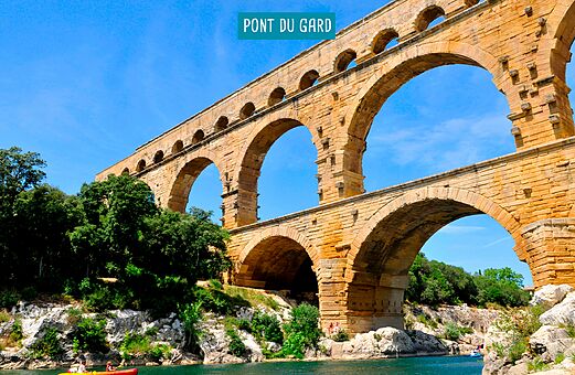 Pont du Gard, historisch Romeins aquaduct, met kajakken op de Gardon rivier.
