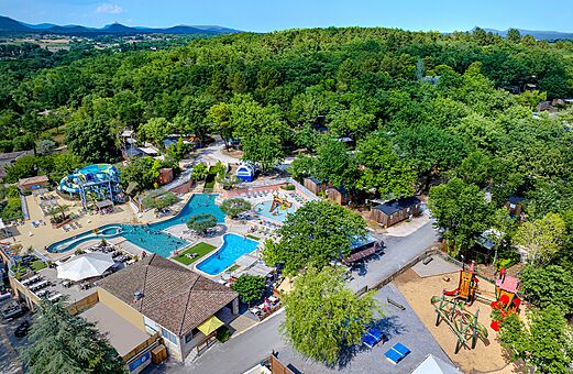 Waterpark met glijbanen, zwembaden en speeltuin op camping VAGUES OCEANES Labeiller in Saint Victor de Malcap (30).
