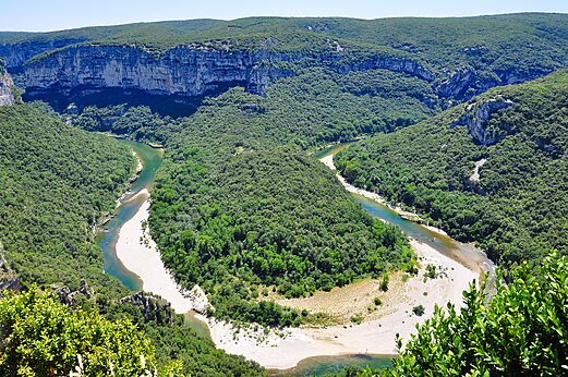 Gorges de l'Ard�che, panoramisch uitzicht op kronkelende rivier en groene kliffen.