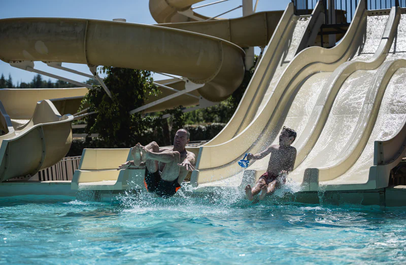 Zwembad met glijbanen bij CAPFUN Lac des 3 Vall�es in Lectoure (32).