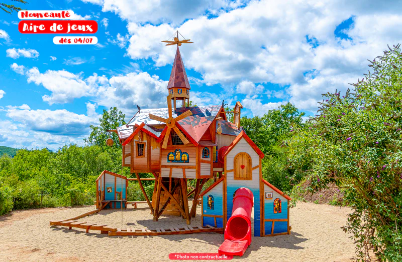 Thematische speeltuin, rode glijbaan, camping CAPFUN Lac des 3 Vall�es Lectoure.