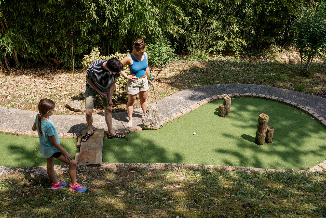 Familie minigolf op camping CAPFUN Lac des 3 Vall�es in Lectoure (32).