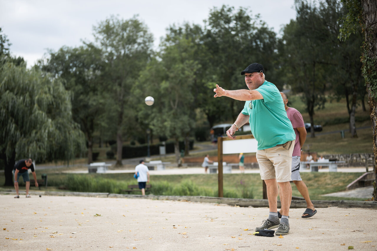 Petanque spel op terrein bij camping CAPFUN Lac des 3 Vall�es � Lectoure.