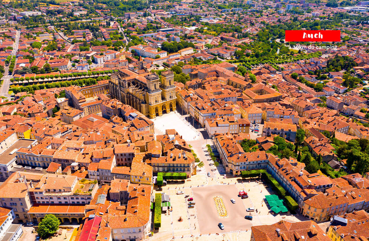 Sainte-Marie kathedraal van Auch en historische binnenstad vanuit de lucht, Gers, Occitanie.