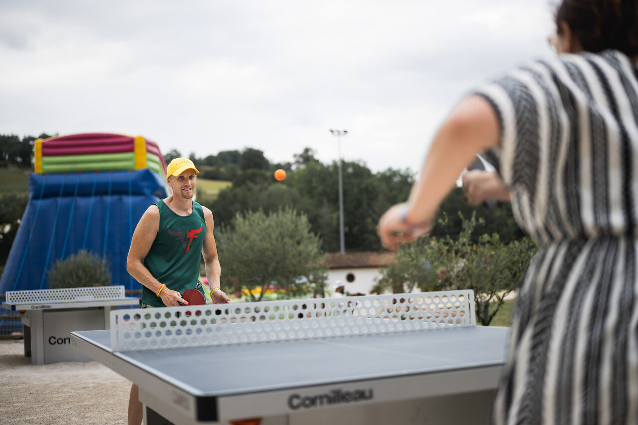 Tafeltenniswedstrijd met opblaasbare structuur op CAPFUN Lac des 3 Vall�es, Lectoure.