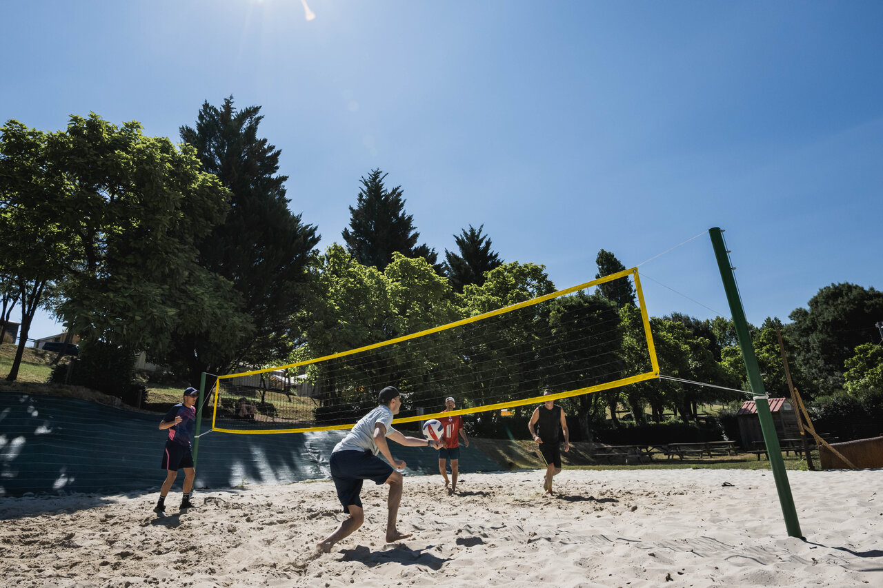 Beachvolleybal op zandveld bij CAPFUN Lac des 3 Vall�es, Lectoure.