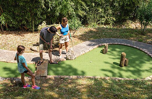 Familie speelt minigolf op groene baan op camping CAPFUN Lac des 3 Vall�es in Lectoure (32).