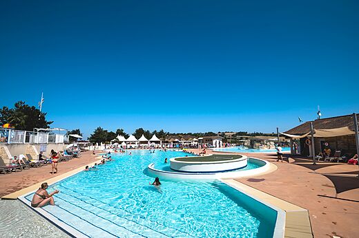 Buitenbaden en zonnig waterpark op camping CAPFUN Lac des 3 Vallées.