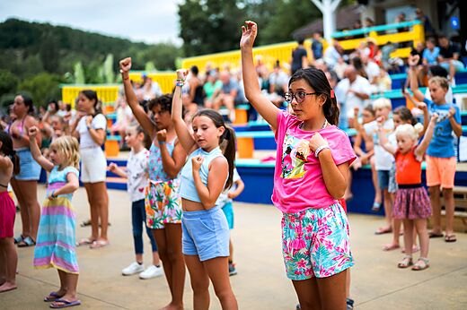 Dansanimatie voor kinderen op camping CAPFUN Lac des 3 Vallées (32).