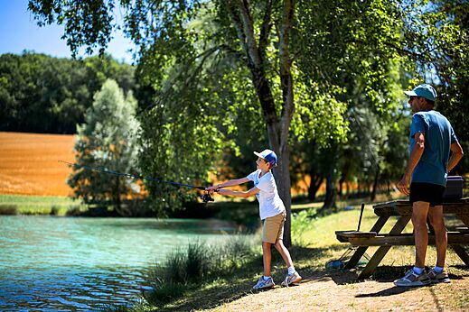 Vissen aan het meer, op camping CAPFUN Lac des 3 Vallées in Lectoure (32).