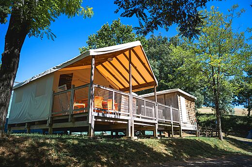 Lodge tent met houten terras op camping CAPFUN Lac des 3 Vallées in Lectoure (32).