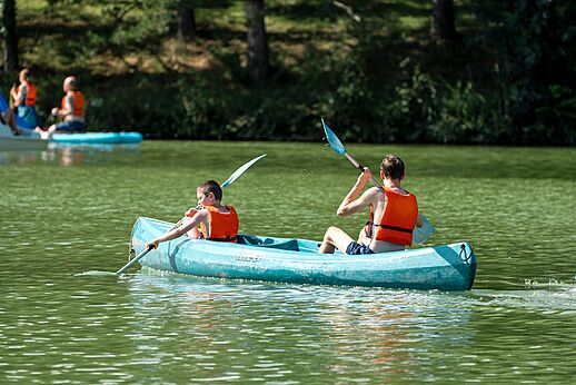Kano-activiteit op het meer bij camping CAPFUN Lac des 3 Vallées.
