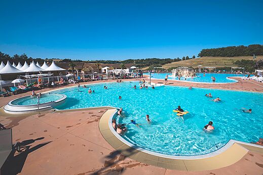 Buitenzwembad, jacuzzi en waterval op camping CAPFUN Lac des 3 Vallées.
