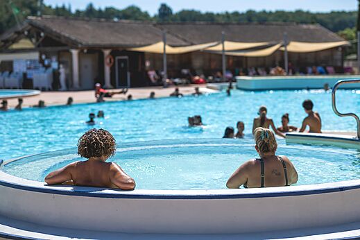 Jacuzzi en groot buitenzwembad op camping CAPFUN Lac des 3 Vallées in Lectoure.