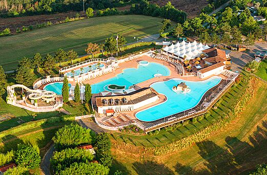 Groot waterpark met glijbanen op camping CAPFUN Lac des 3 Vallées in Lectoure.