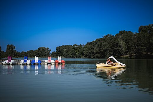 Kleurrijke waterfietsen en wateractiviteiten op het meer bij camping CAPFUN Lac des 3 Vall�es in Lectoure (32).