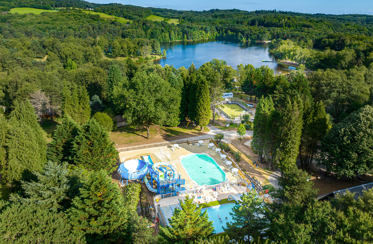 Luchtfoto van waterpark, meer en natuur op camping CLICOCHIC Lac de Miel in Beynat (19).