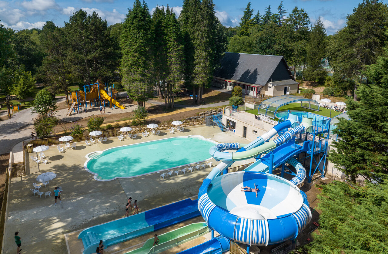 Waterpark met reuzenglijbanen, zwembad en speeltuin op camping CLICOCHIC Lac de Miel in Beynat (19).