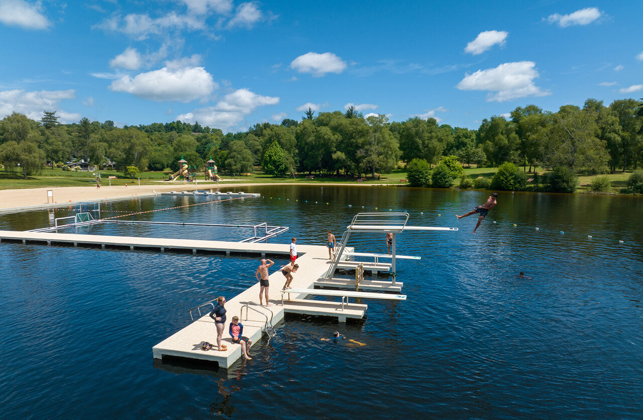 Duikplanken, zwemmen meer, strand op camping CLICOCHIC Lac de Miel.