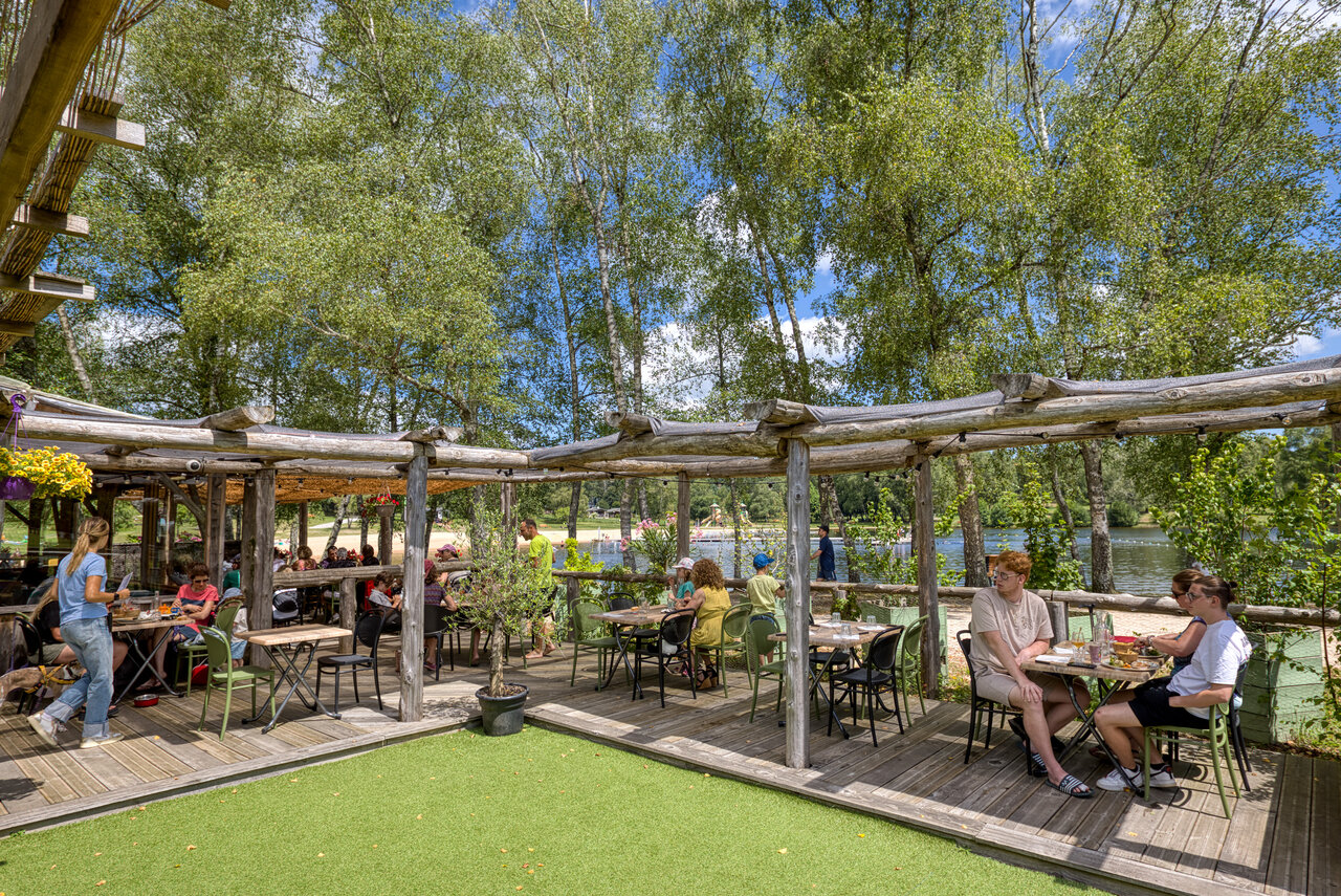 Restaurant, meer, strand op camping CLICOCHIC Lac de Miel in Beynat (19).