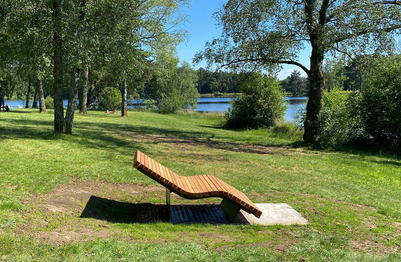 Houten ligstoel, meer op camping CLICOCHIC Lac de Miel in Beynat (19).