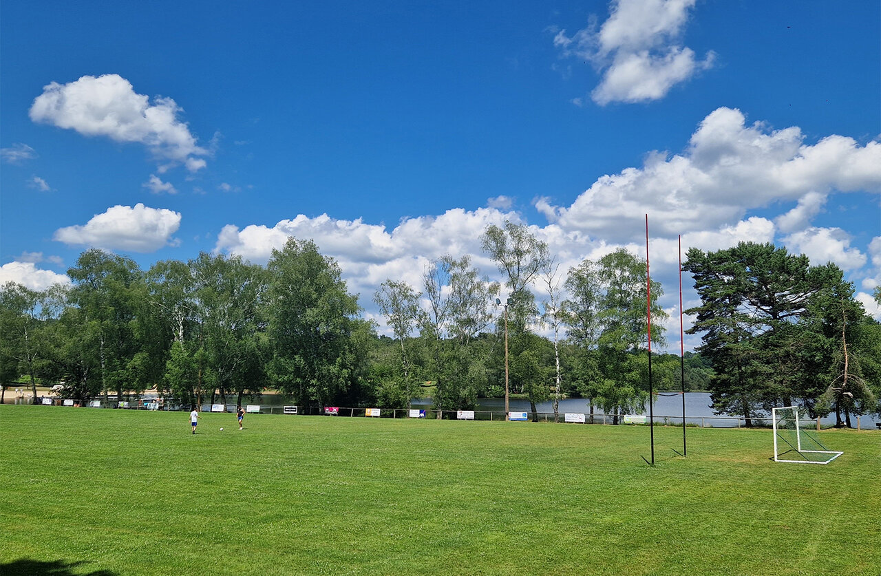 Voetbalveld op camping CLICOCHIC Lac de Miel in Beynat (19).