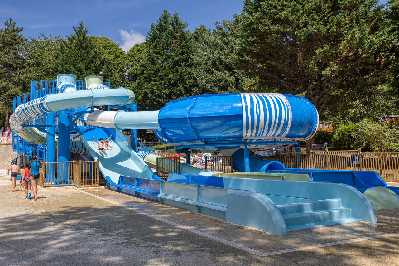 Waterglijbanen en waterspeeltuin op camping CLICOCHIC Lac de Miel in Beynat (19).