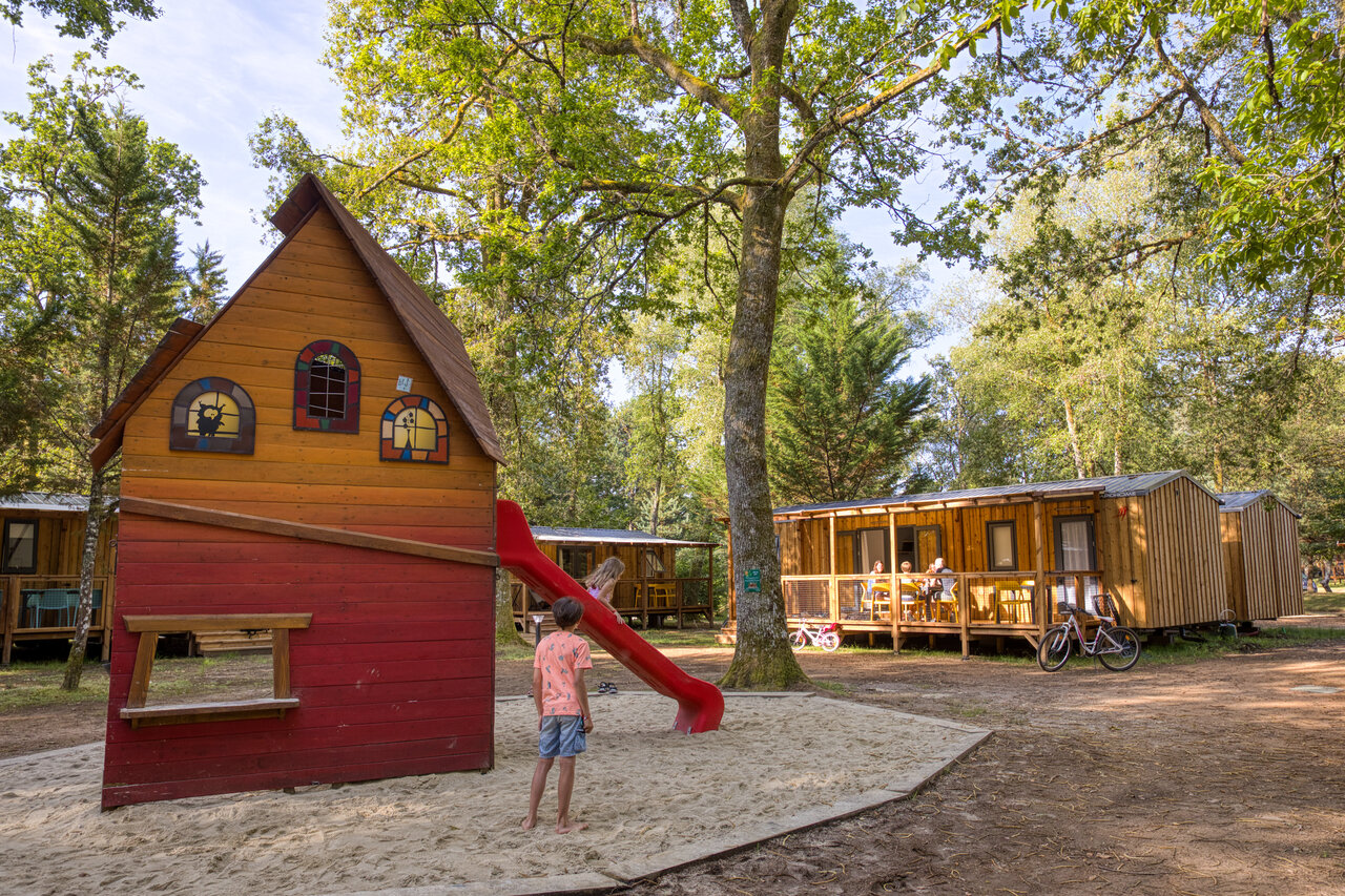 Kinderspeeltuin op camping CLICOCHIC Lac de Miel in Beynat (19).