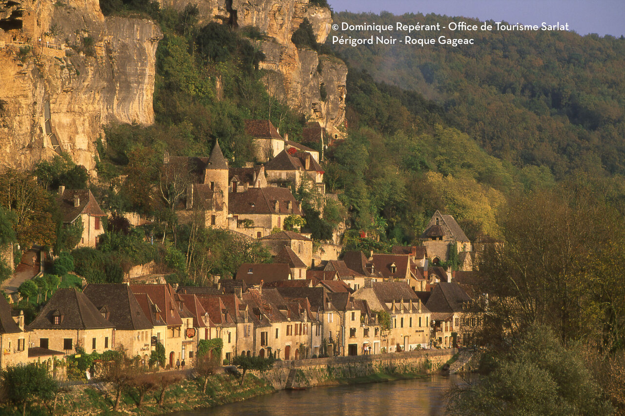 Dorp La Roque-Gageac in de Dordogne, troglodietenhuizen aan de rivier.