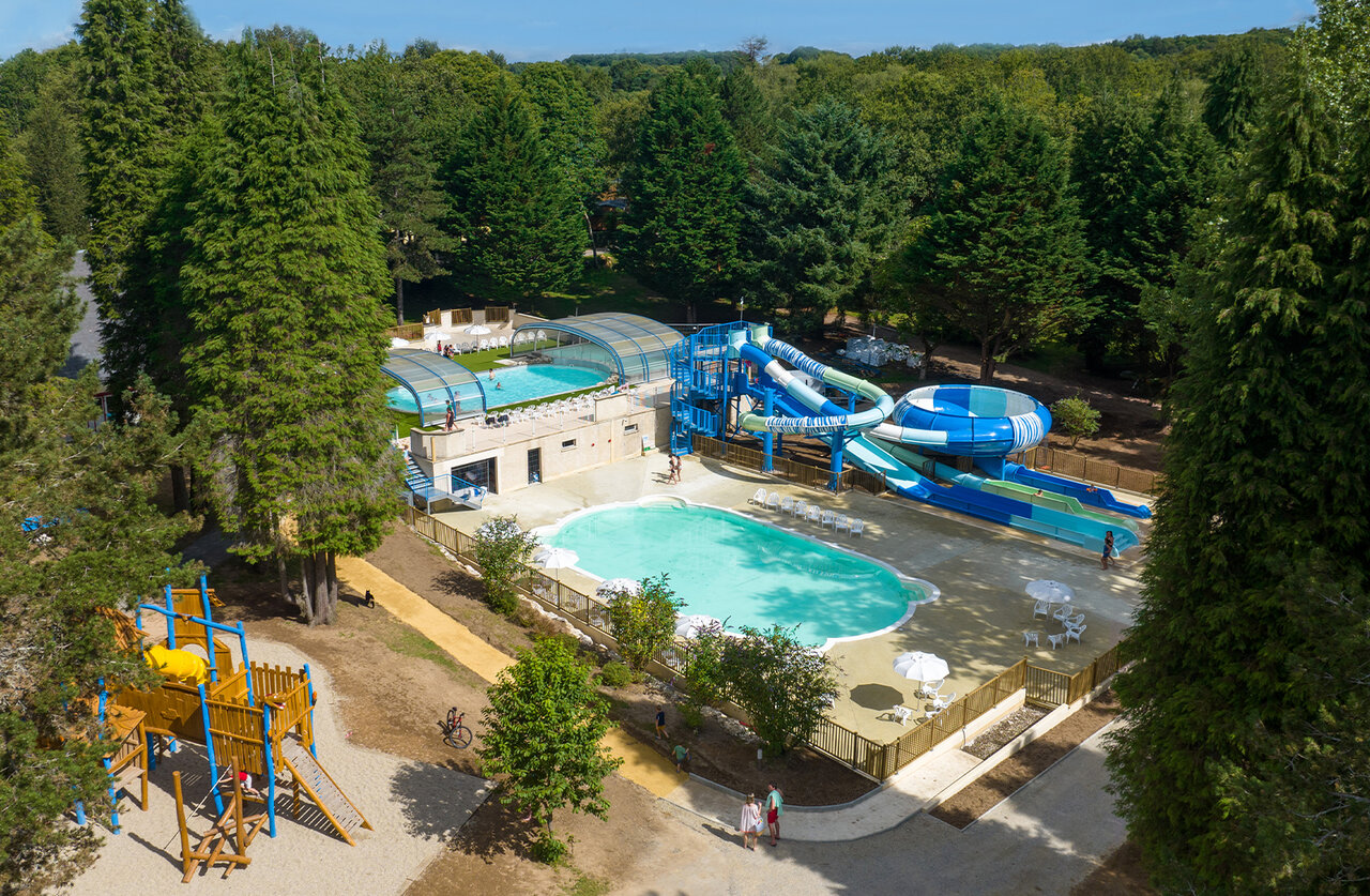 Zwembad, glijbanen, overdekt zwembad en speeltuin op camping CLICOCHIC Lac de Miel.