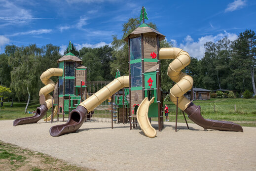 Speeltuin met glijbanen en speelstructuren op camping CLICOCHIC Lac de Miel in Beynat (19).