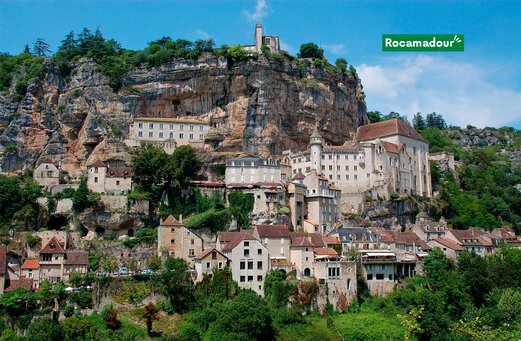 Middeleeuws dorp Rocamadour tegen de klif gebouwd, in Occitanië.