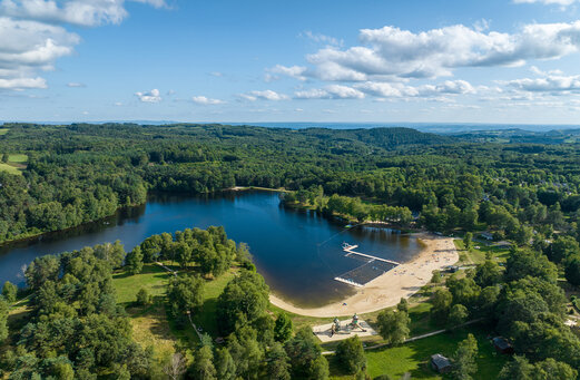 Meer, zandstrand en zwemzone, luchtfoto op camping CLICOCHIC Lac de Miel in Beynat (19).