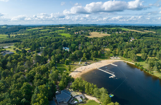 Zandstrand en meer op camping CLICOCHIC Lac de Miel in Beynat.