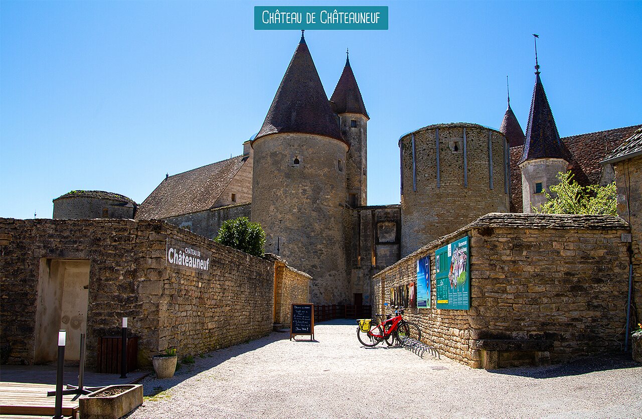 Middeleeuws kasteel Ch�teauneuf-en-Auxois, historische bezienswaardigheid in Bourgondi�.